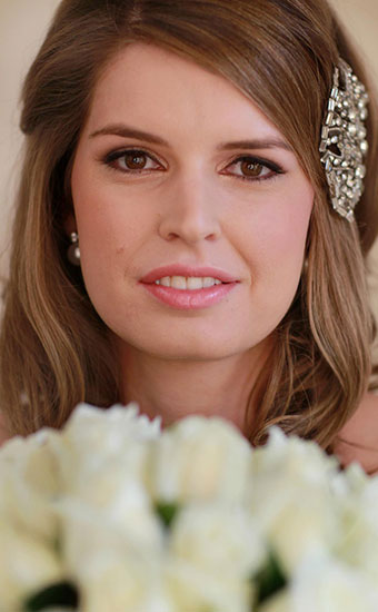 Bride with a natural makeup with a hair accessory